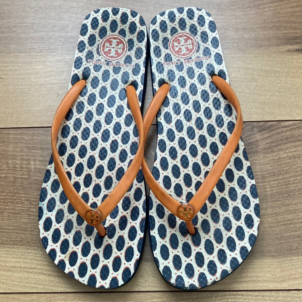 Tory Burch Orange Leather Strap Flip Flop Sandals with Navy Patterned Footbed - Picture 2 of 5